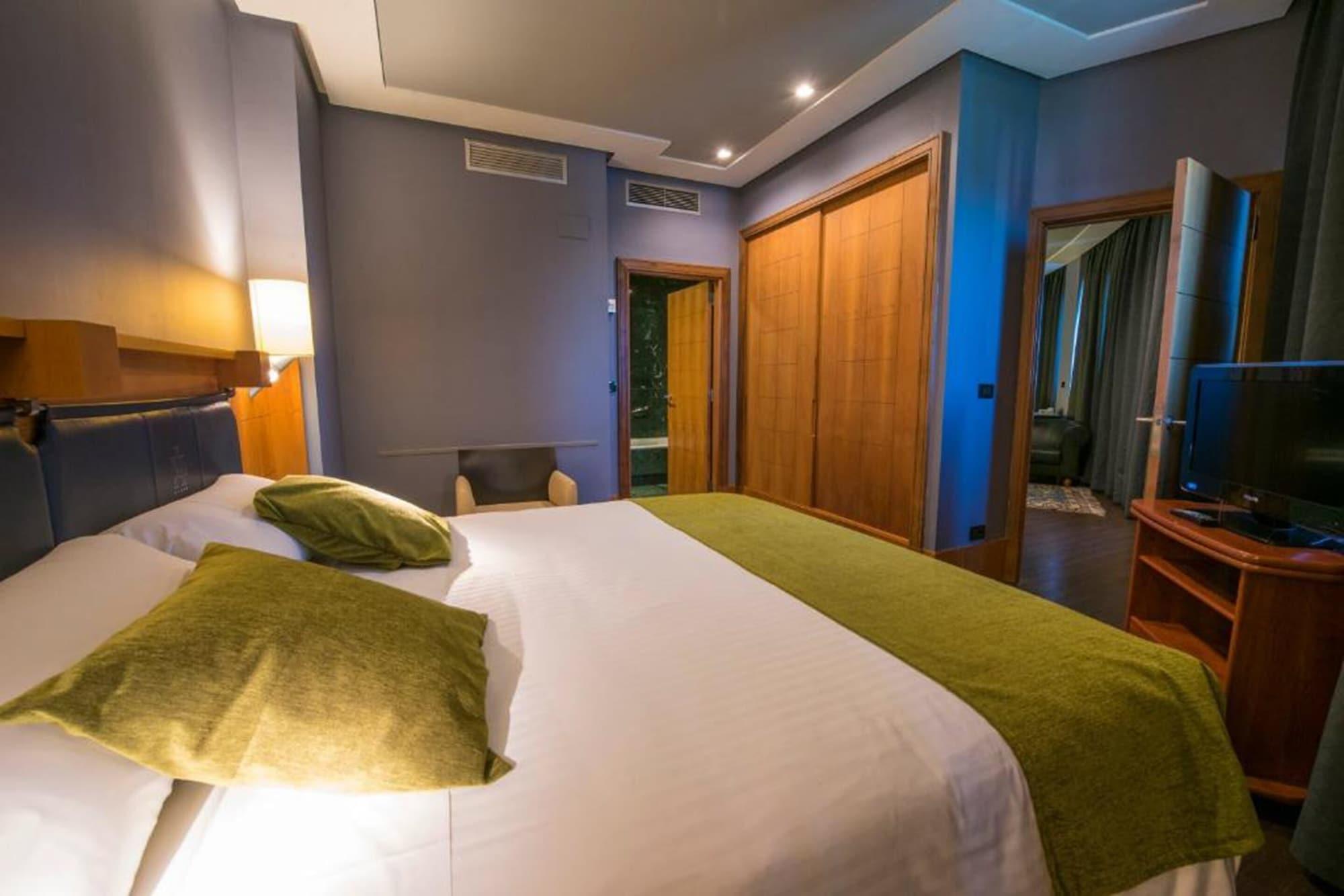 Gran Hotel Lakua 비토리아개스테즈 외부 사진 A bedroom at the hotel