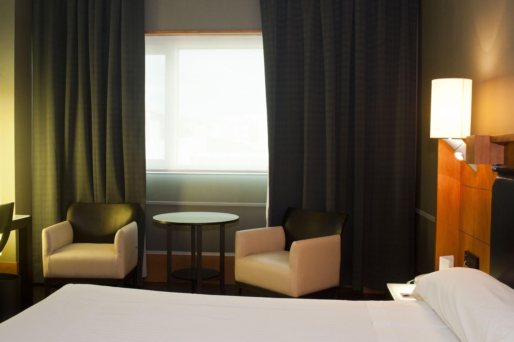 Gran Hotel Lakua 비토리아개스테즈 외부 사진 A room at the hotel