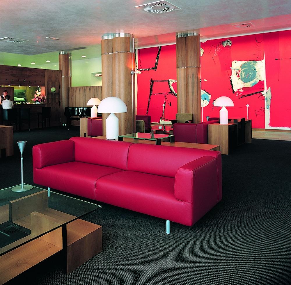 Gran Hotel Lakua 비토리아개스테즈 외부 사진 The interior of the hotel