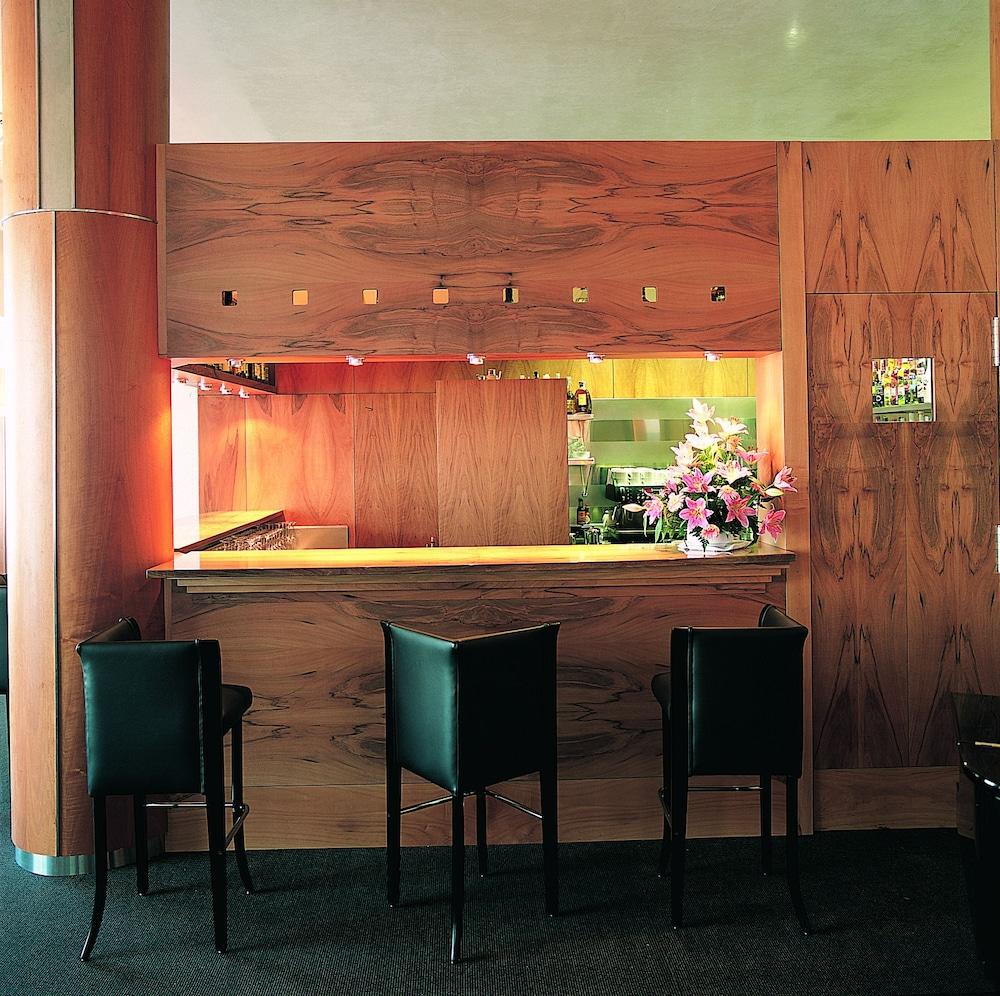 Gran Hotel Lakua 비토리아개스테즈 외부 사진 The bar at the restaurant