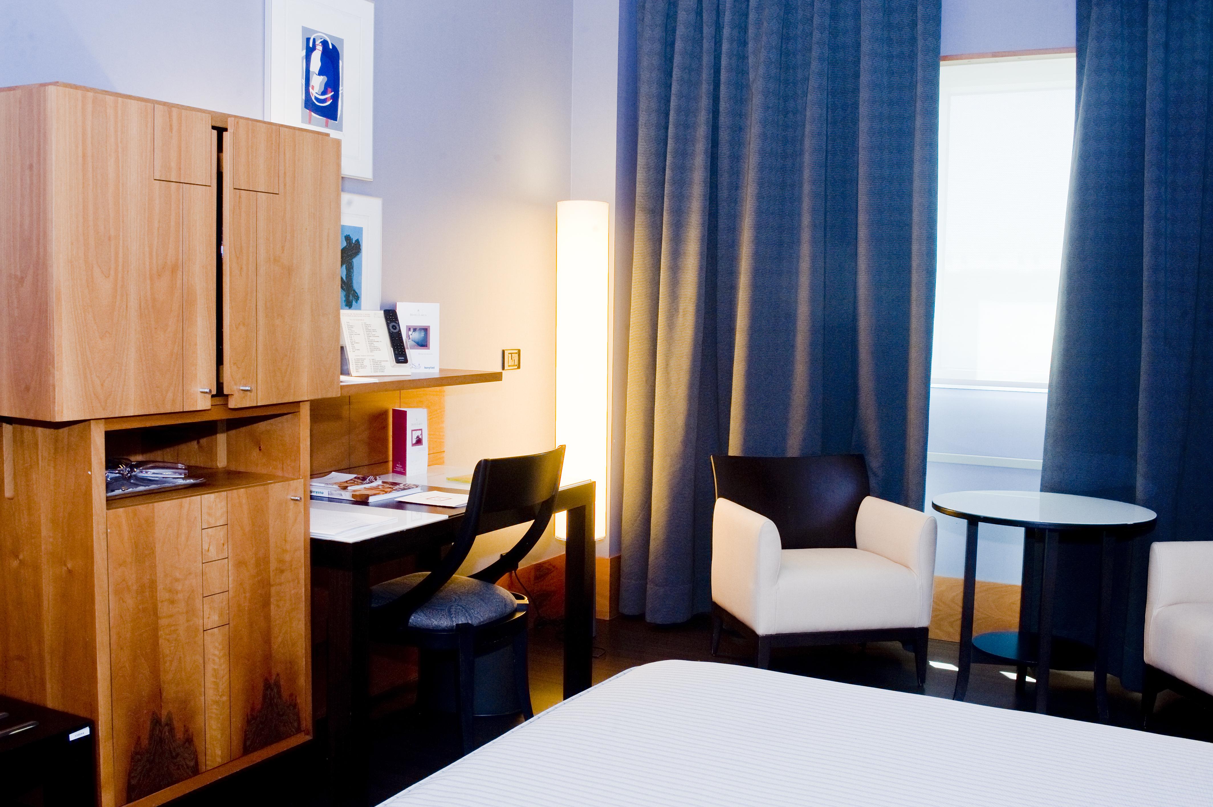 Gran Hotel Lakua 비토리아개스테즈 외부 사진 A typical room at the hotel