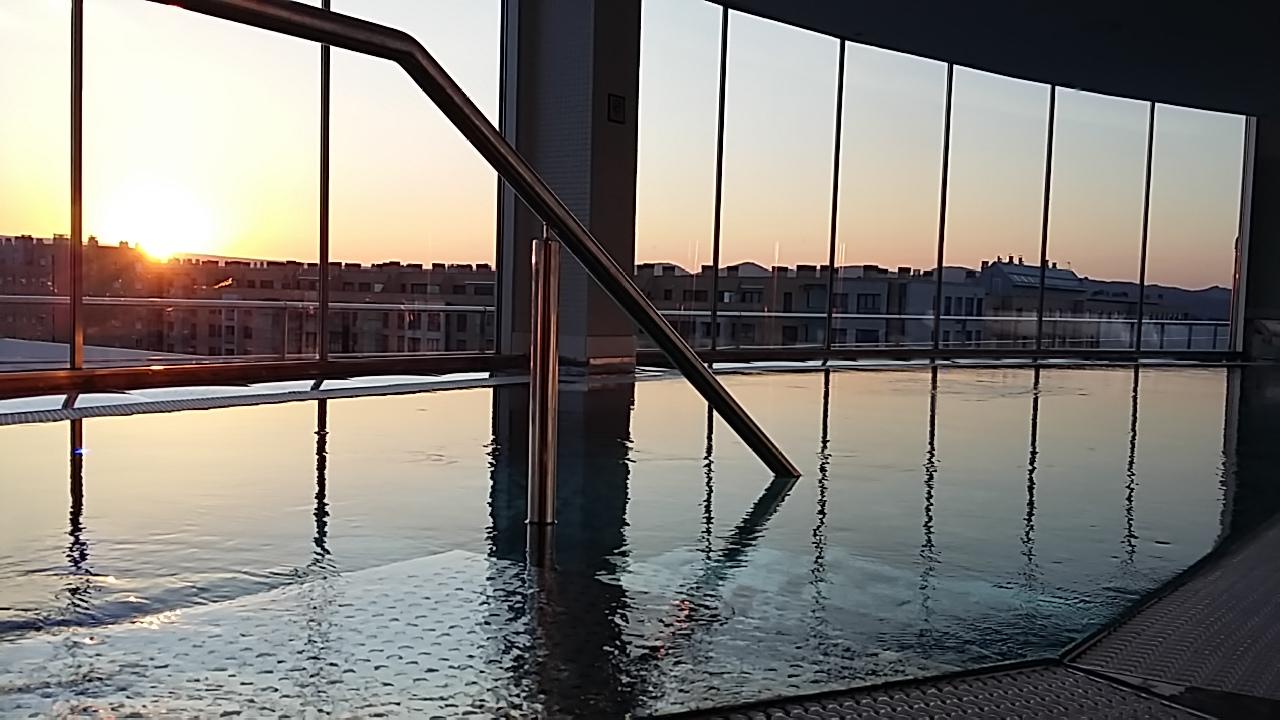 Gran Hotel Lakua 비토리아개스테즈 외부 사진 The rooftop pool at the hotel