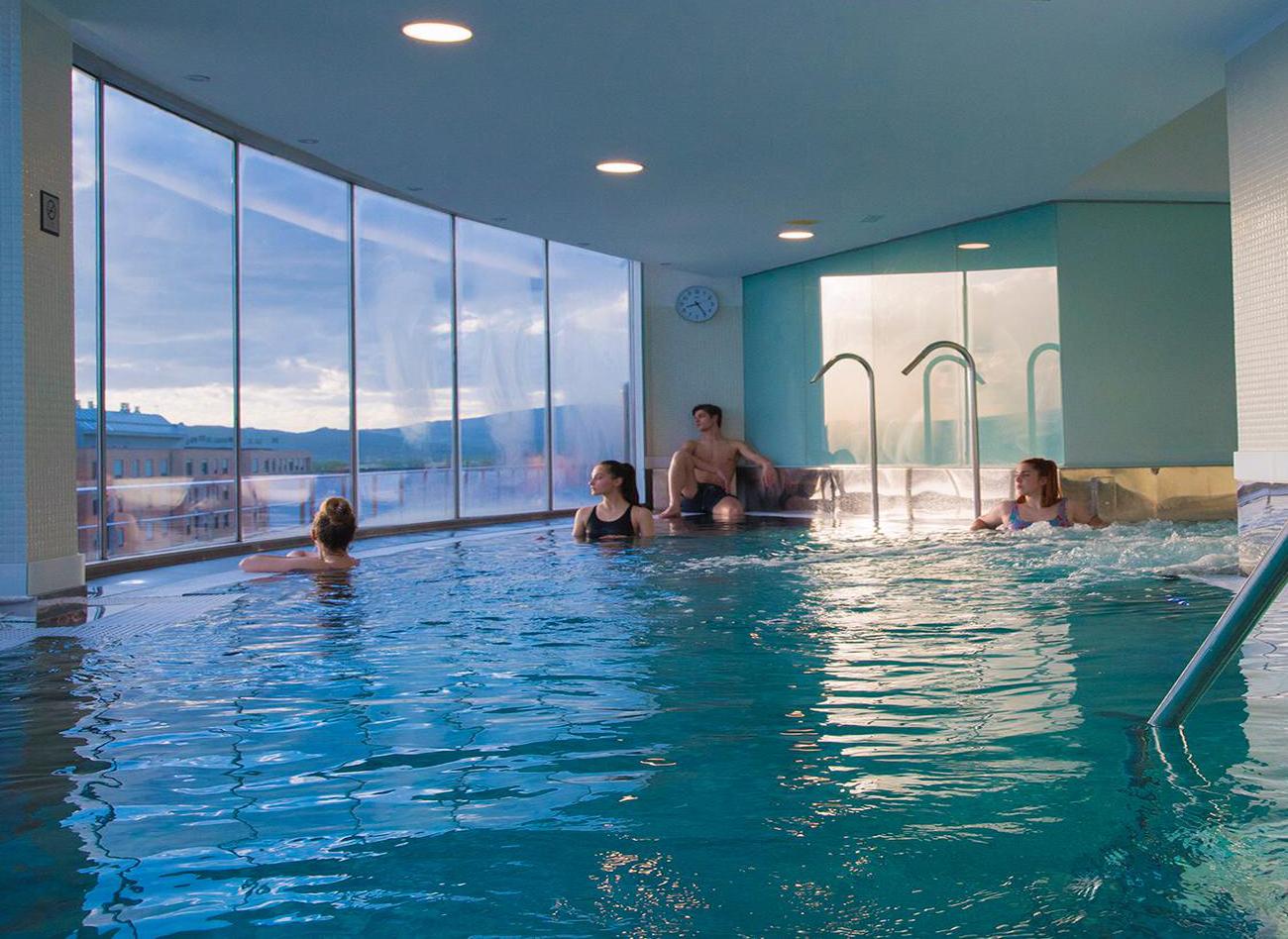 Gran Hotel Lakua 비토리아개스테즈 외부 사진 The thermal pool at the Grand Hotel