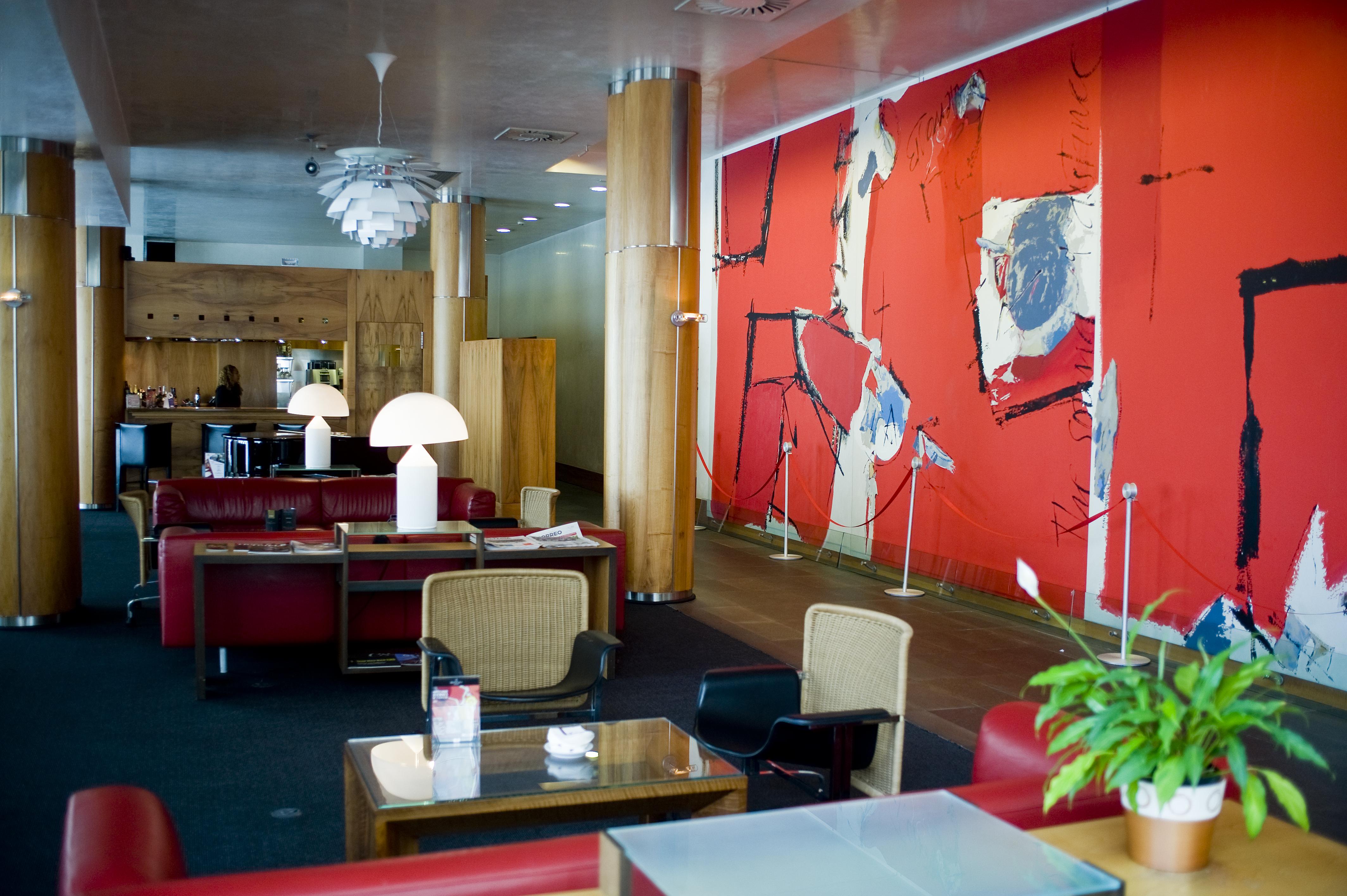 Gran Hotel Lakua 비토리아개스테즈 외부 사진 The lounge at the airport