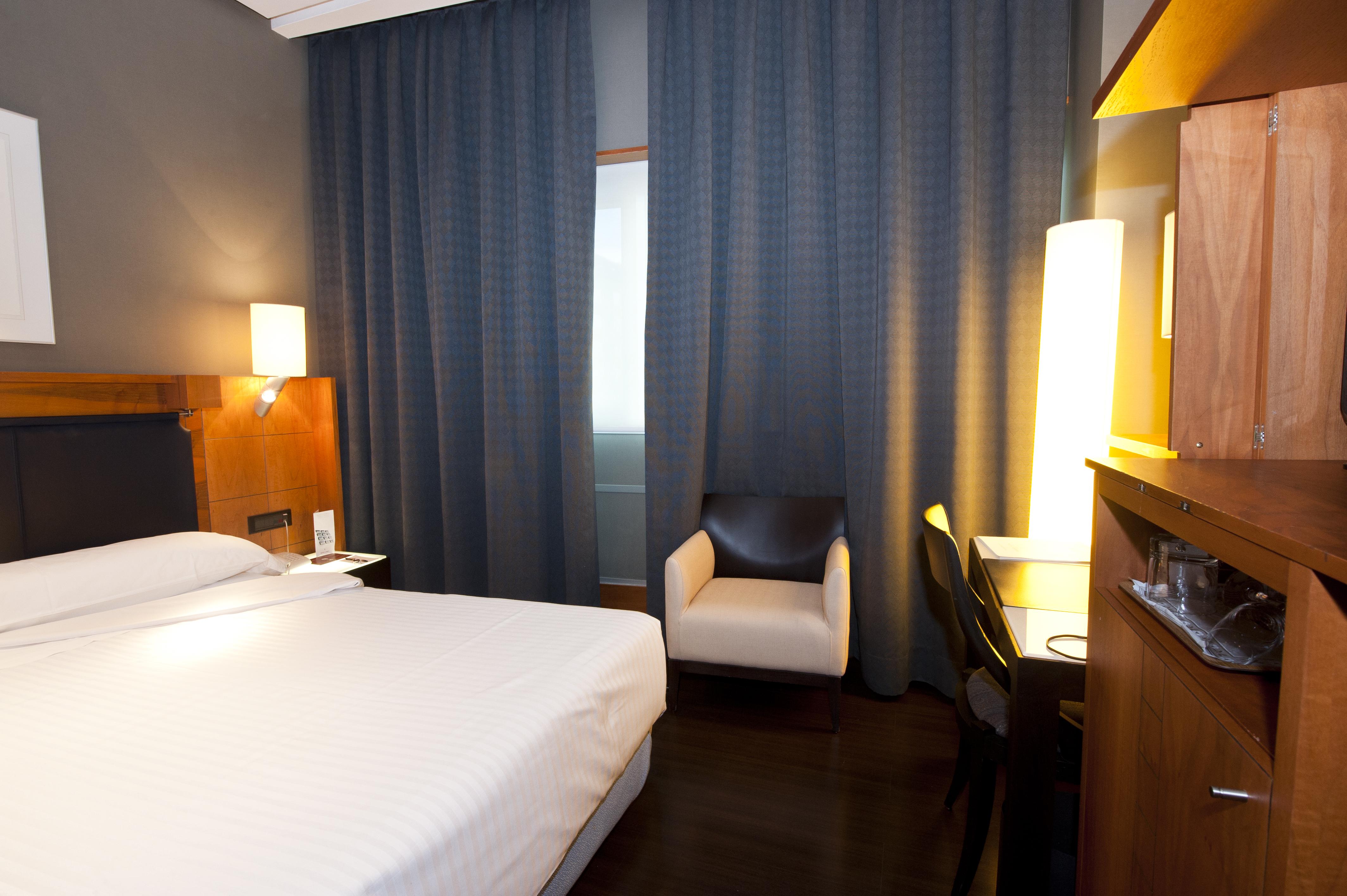 Gran Hotel Lakua 비토리아개스테즈 외부 사진 A room at the hotel