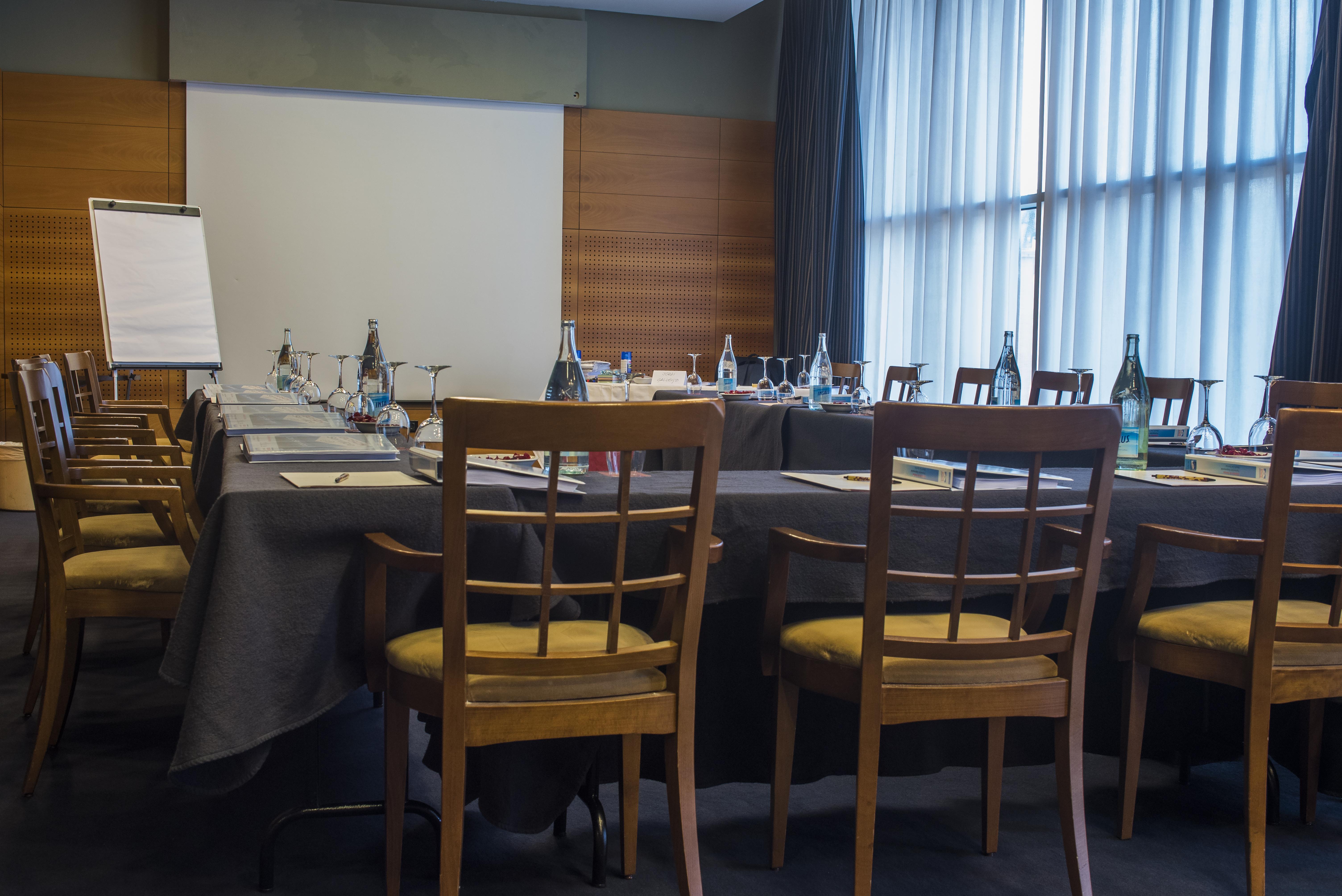 Gran Hotel Lakua 비토리아개스테즈 외부 사진 A meeting room at the hotel