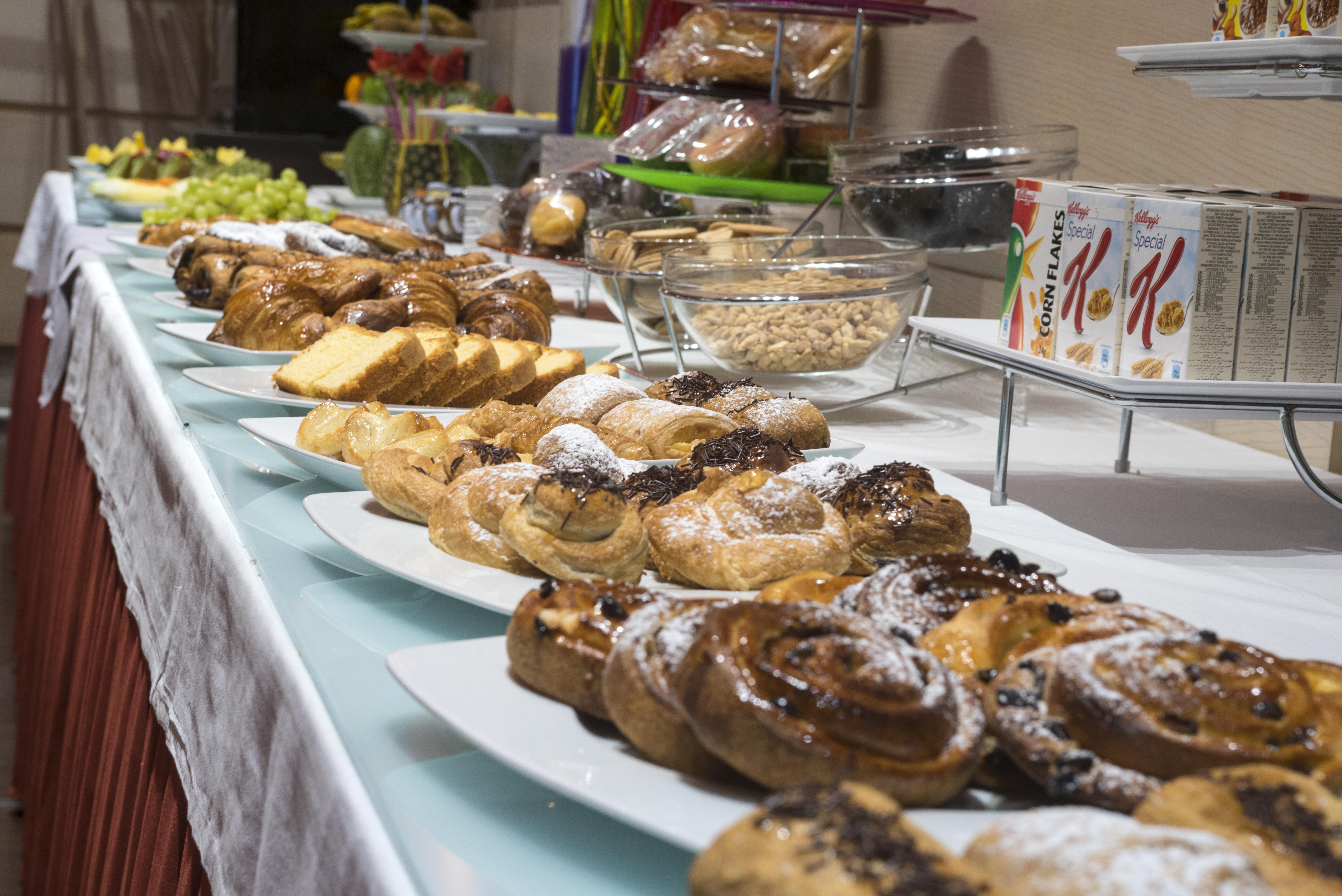 Gran Hotel Lakua 비토리아개스테즈 외부 사진 A buffet of pastries