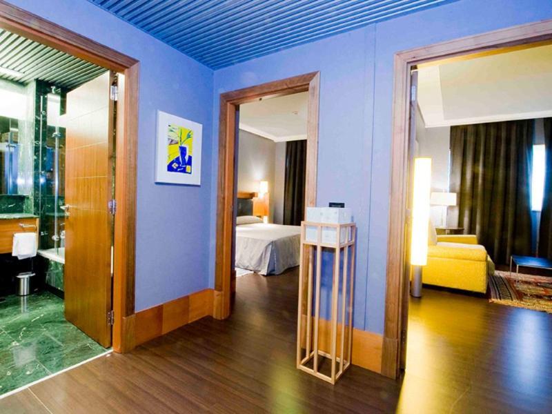 Gran Hotel Lakua 비토리아개스테즈 외부 사진 A suite at the hotel
