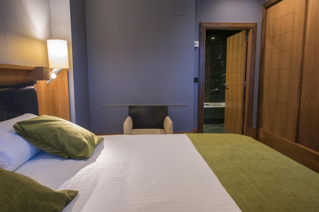 Gran Hotel Lakua 비토리아개스테즈 외부 사진 A room at the hotel