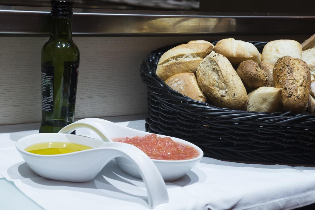 Gran Hotel Lakua 비토리아개스테즈 외부 사진 Olive oil and bread
